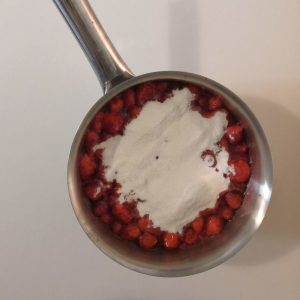 Fraises et sucre pour confit de fraises très peu sucré