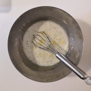 Ajout du lait chaud sur jaunes et sucre blanchis pour crème pâtissière