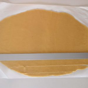 Détaillage des bords en pâte sucrée