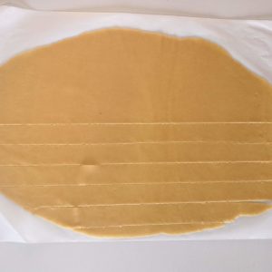 Détaillage des bords en pâte sucrée