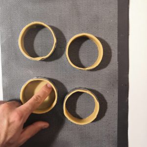 Fonçage de tartelettes en bandes