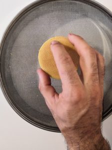 Limer bords tartelette pâte sucrée à l'aide d'un tamis