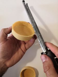 Limer bords tartelette pâte sucrée à l'aide d'une râpe Microplane®