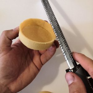 Limer bords tartelette pâte sucrée à l'aide d'une râpe Microplane®