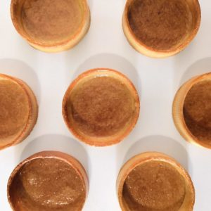 Tarte pâte sucrée dorée sortie du four