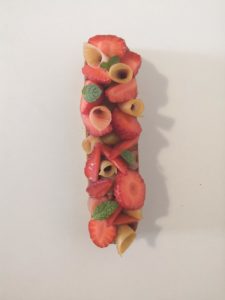 Montage tartelette fraise-rhubarbe : montage des fruits frais