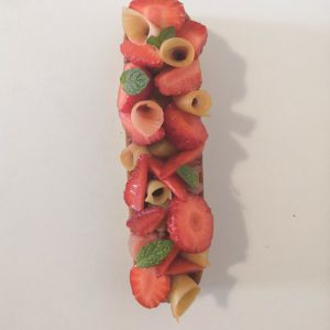 Montage tartelette fraise-rhubarbe : montage des fruits frais