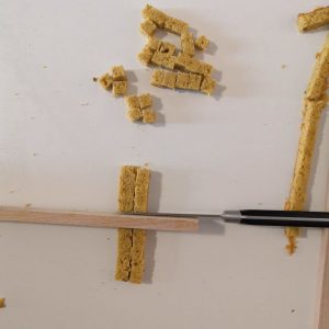 Détaillage des cubes de cake pistache