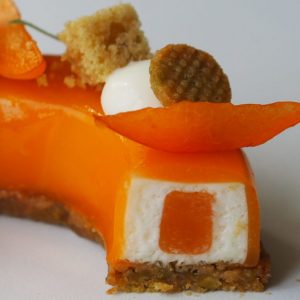 Zoom sur la découpe du dessert abricot, fromage blanc, pistache