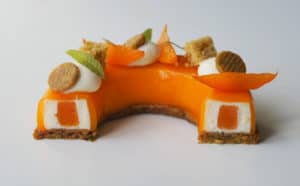 Découpe entremets abricot, pistache et fromage blanc