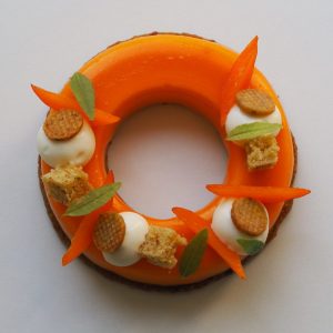 Entremets abricot, pistache et fromage blanc vu de dessus