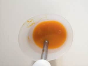 Mixer et réserver glaçage abricot