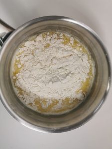 liquides et beurre et ajout de farine préparation de la panade