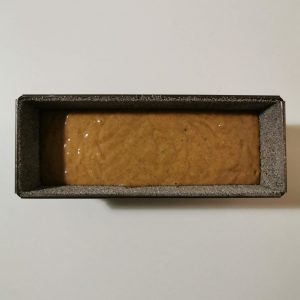 pain d'épices dans moule avant cuisson