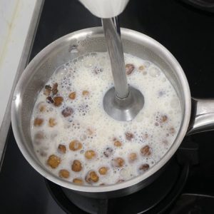 Mixer lait et noisettes pour ganache montée noisette