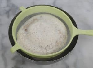 Filtrer le lait aromatisé pour ganache montée noisette