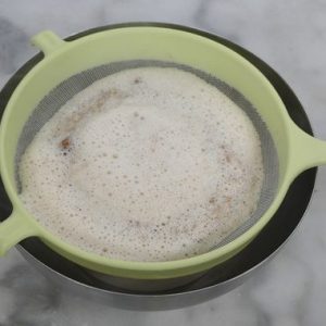 Filtrer le lait aromatisé pour ganache montée noisette