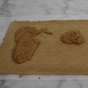 Etaler le praliné noisette sur le biscuit japonais