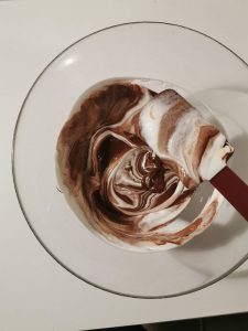 crème montée intégrée doucement à la mousse chocolat