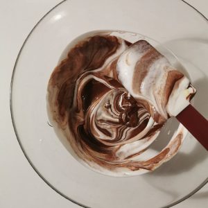 crème montée intégrée doucement à la mousse chocolat