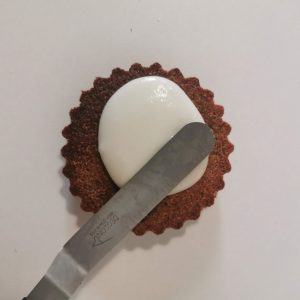 Gâteau nantais et glaçage étalé à la spatule
