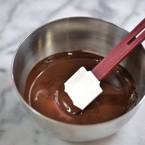 Technique de cuisine : mettre au point un chocolat avec un