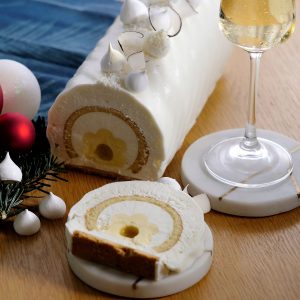 Bûche citron, citron vert et noix de coco sur table de fêtes