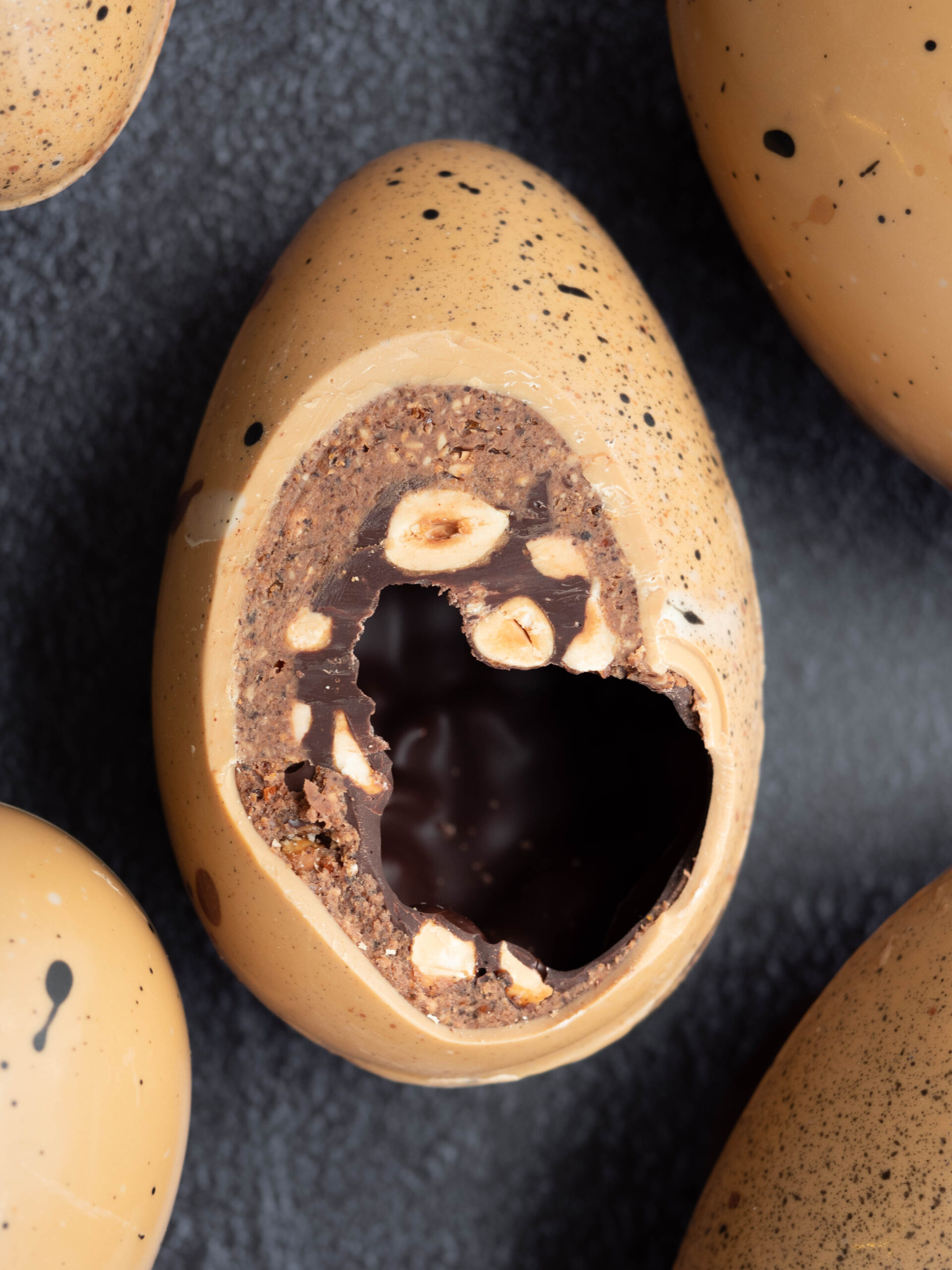 Masterclass - Oeuf de Pâques Dulcey, praliné et noisettes caramélisées